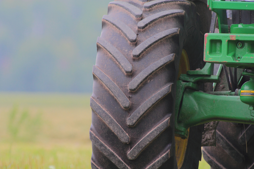 Entenda como a escolha e manutenção de pneus do seu trator podem melhorar sua produtividade