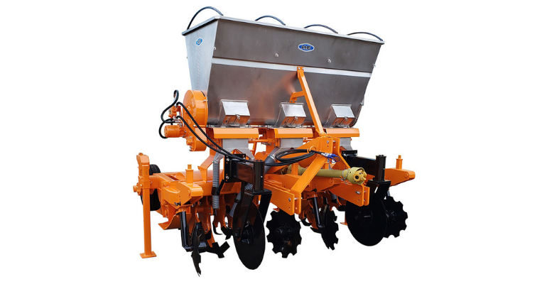 Operação simultânea aduba soqueira e reduz risco de incêndio em área de cana