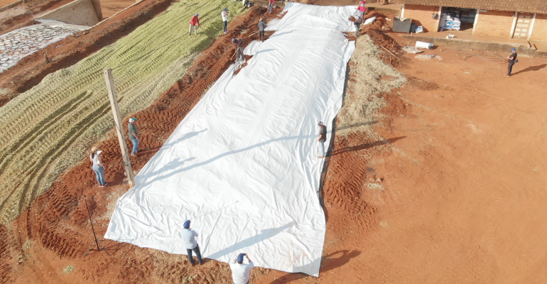 Ensilagem: Processo de enchimento, compactação e vedação do silo