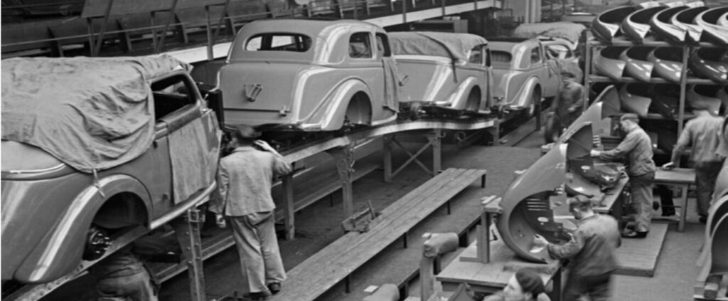 fábrica produzindo carros em uma das revoluções industriais