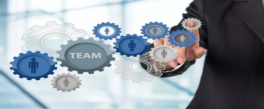 gestor clicando em engrenagens flutuantes