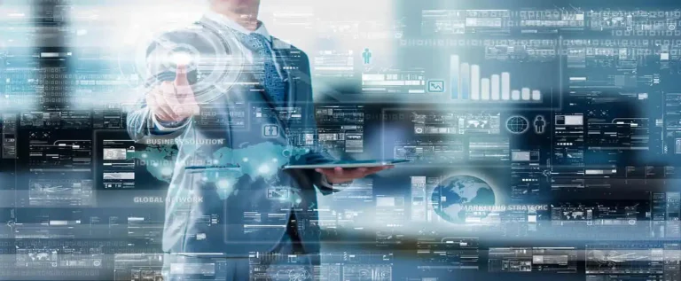 dono de empresa faz a gestão digital na indústria com auxílio de tela tecnológica