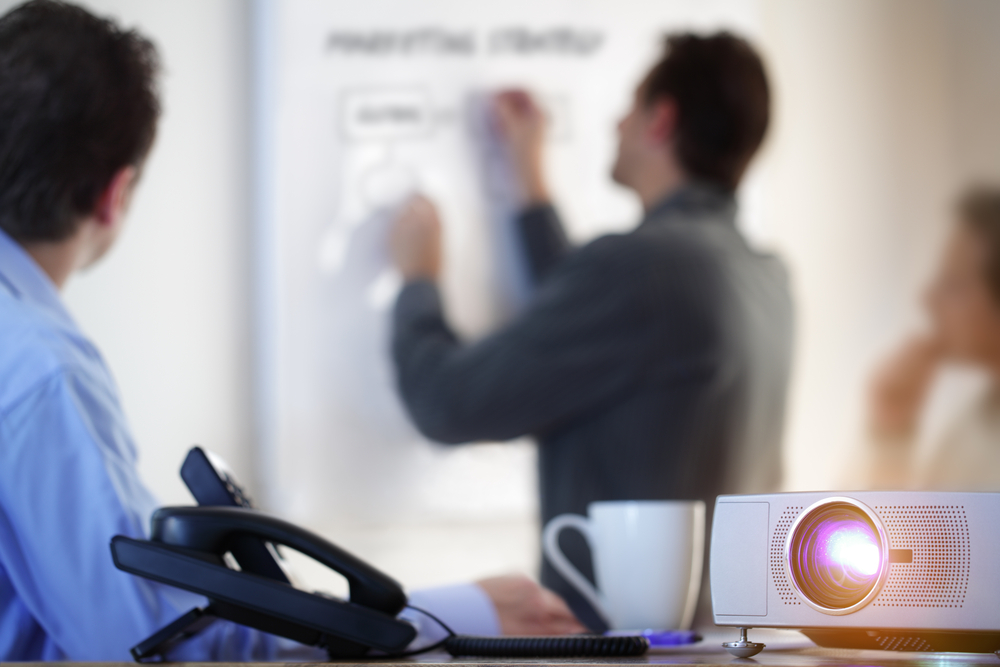 Crie um plano de capacitação sobre Manufatura Avançada seguindo 4 passos