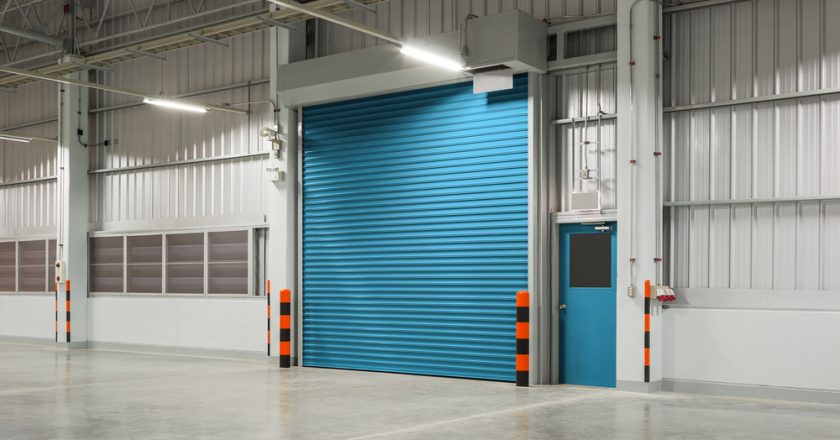 De segurança a agilidade: confira 5 vantagens das portas automáticas industriais