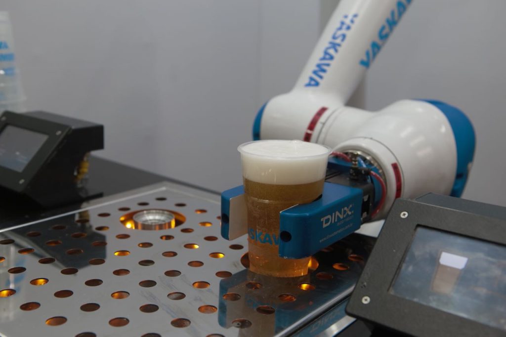 Robô colaborativo trabalha de forma segura com ser humano e “vira” barman na FEIMEC