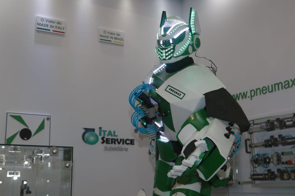 FEIMEC tem “robô gigante” para demonstrar aplicações de automação pneumática