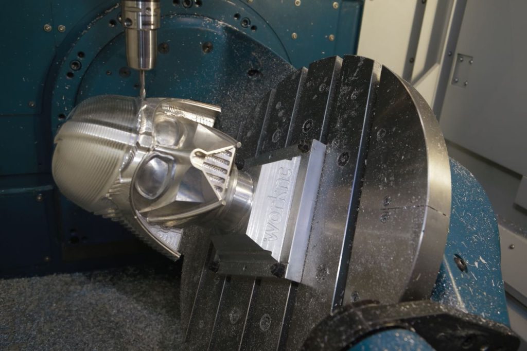 Software que permite usinagem de peças complexas é aplicado em “Darth Vader” de metal