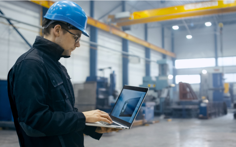 Investir em tecnologia pode ajudar a reverter queda na produção industrial