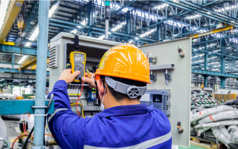 Surtos e transientes de tensão: como afetam a indústria e como reverter