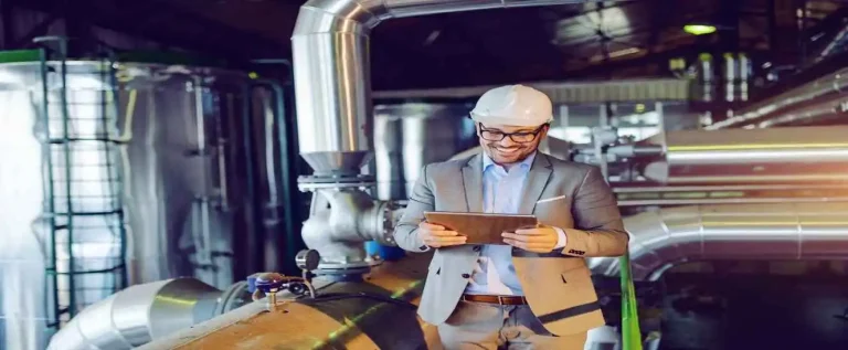 gestor faz uma pesquisa operacional na indústria de capacete e com um tablet na mão