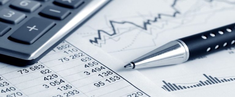 papéis, caneta e calculadora de uma contabilidade para indústrias