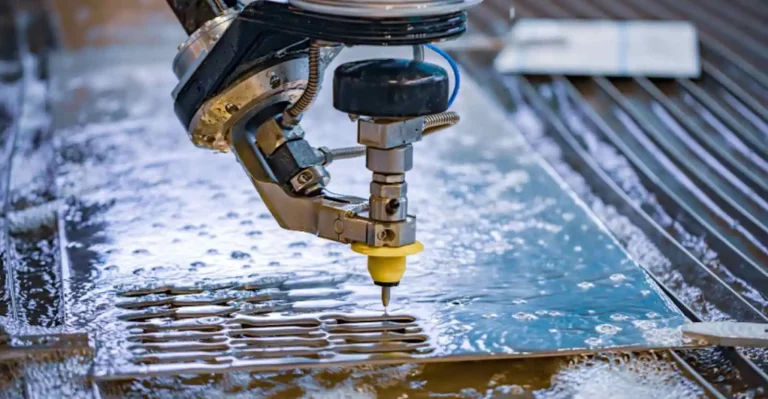 máquina de corte a jato de água cortando peça metálica