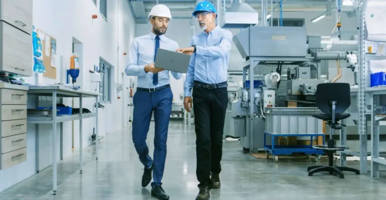 gestores de roupa social e capacete avaliam estratégias de zero d na indústria