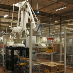 Cobot ABB operando em fábrica da Nestlé