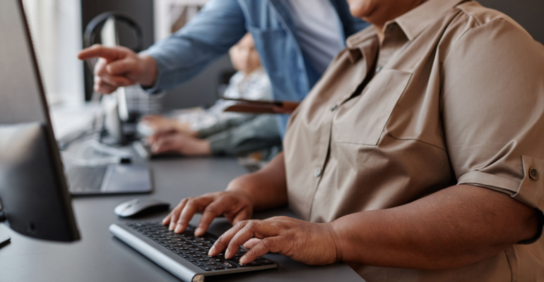 O que é etarismo e como ele pode prejudicar sua empresa