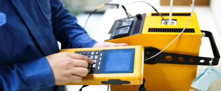 profissional de instrumentação industrial utiliza um aparelho para avaliar desempenho dos sistemas