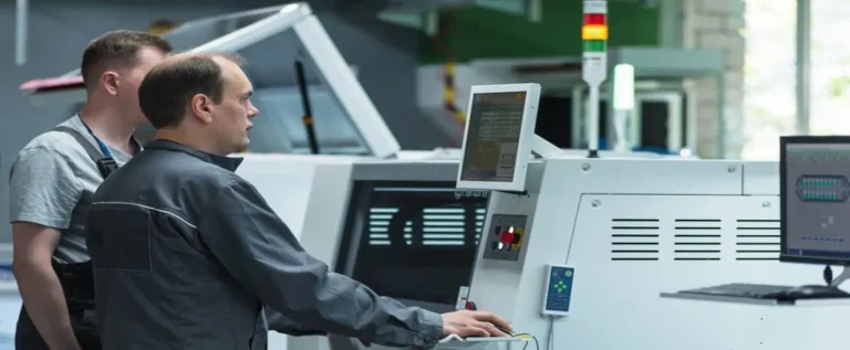 funcionários de montagem industrial realizando a fiscalização na fábrica