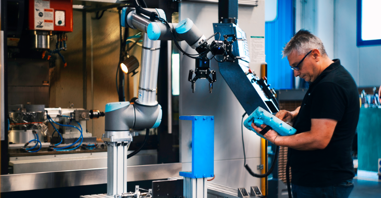 Uso de cobots na alimentação automatizada de máquinas industriais