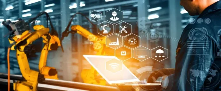 gestor usa tecnologias e máquinas para aumentar a competitividade na indústria