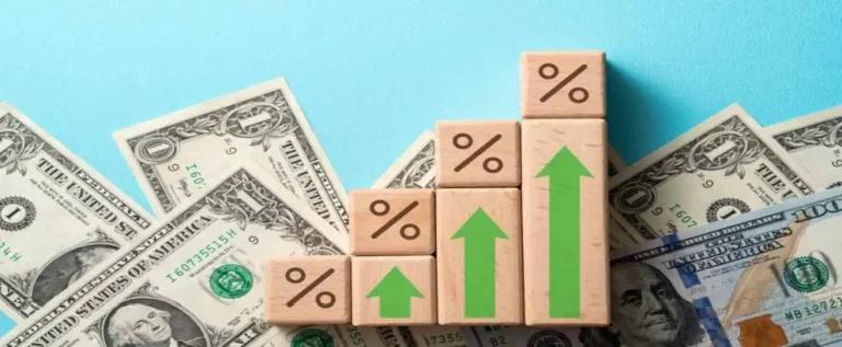 notas de dólar com blocos de aumento de taxa de câmbio na indústria sobre elas