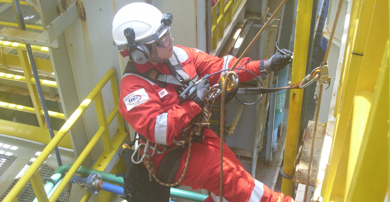 Dia Internacional da Mulher: profissional desafia estereótipos e se destaca no trabalho em altura