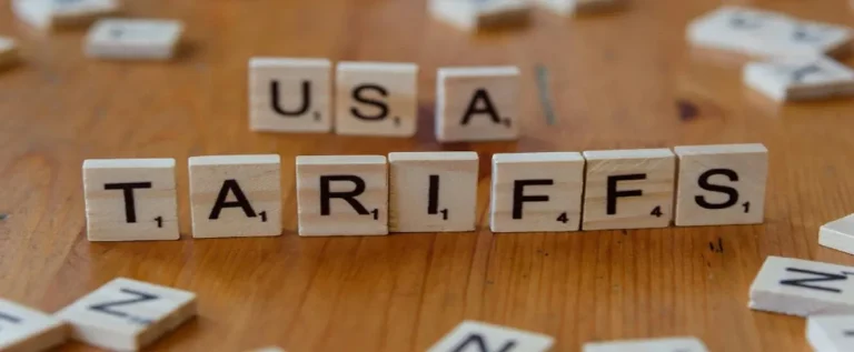 peças de jogo de palavras escrito 'usa tariffs', representando as tarifas na indústria