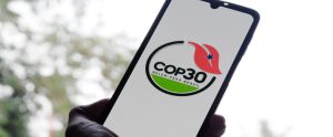 celular mostrando o simbolo da cop30 que destaca a indústria na cop30