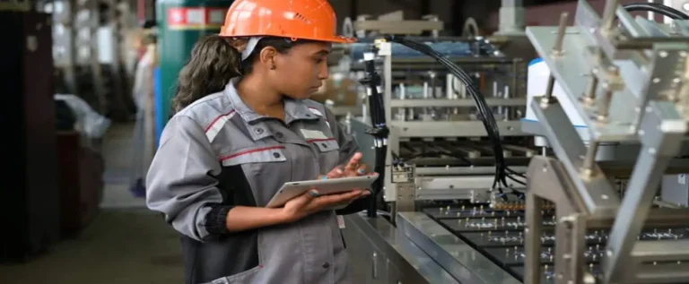 funcionária negra trabalhando após programa de diversidade e inclusão nas indústrias