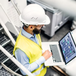 A imagem que você enviou ilustra a Gestão de Riscos ESG (Ambientais, Sociais e de Governança) na Indústria, destacando a função do monitoramento e da tecnologia no campo de trabalho.