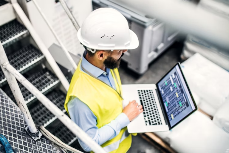 A imagem que você enviou ilustra a Gestão de Riscos ESG (Ambientais, Sociais e de Governança) na Indústria, destacando a função do monitoramento e da tecnologia no campo de trabalho.