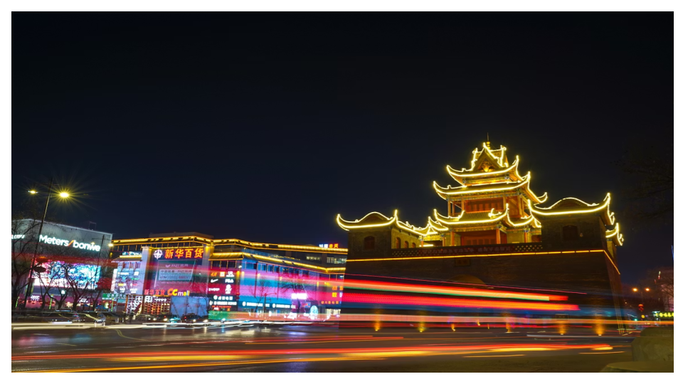 foto retrata uma rua à noite em cidade asiática