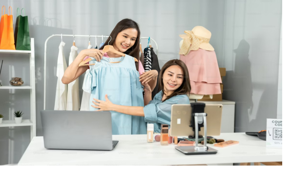 Imagem retrata duas pessoas com traços asiáticos realizando vendas pela internet