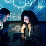 Equipe de negócios discutindo e usando assistente de inteligência artificial