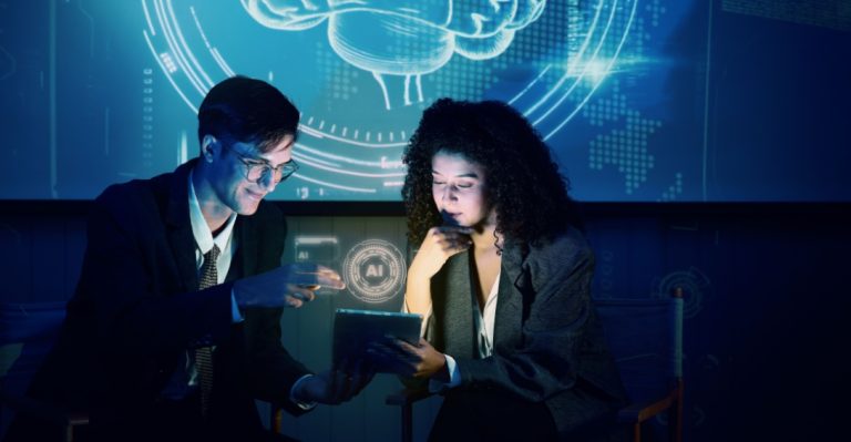 Equipe de negócios discutindo e usando assistente de inteligência artificial