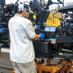 Operários trabalham em linha de montagem de um automóvel - O programa Nova Indústria Brasil visa incentivar a neoindustrialização e a competitividade até para pequenas e médias indústrias.