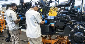 Operários trabalham em linha de montagem de um automóvel - O programa Nova Indústria Brasil visa incentivar a neoindustrialização e a competitividade até para pequenas e médias indústrias.