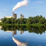 Polo industrial em meio à floresta