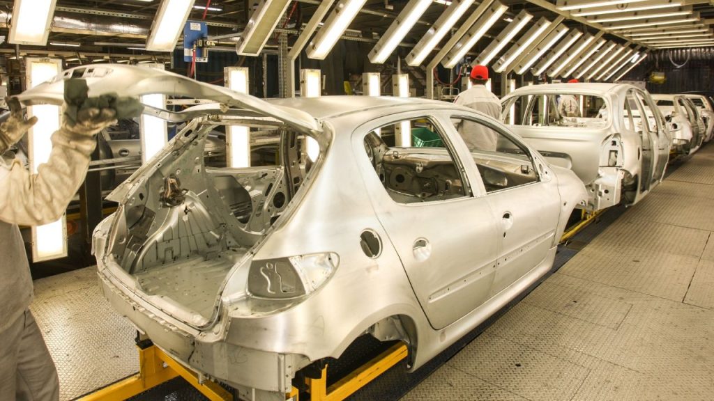 Indústria automotiva brasileira revisa projeções e enfrenta desafios com importações 