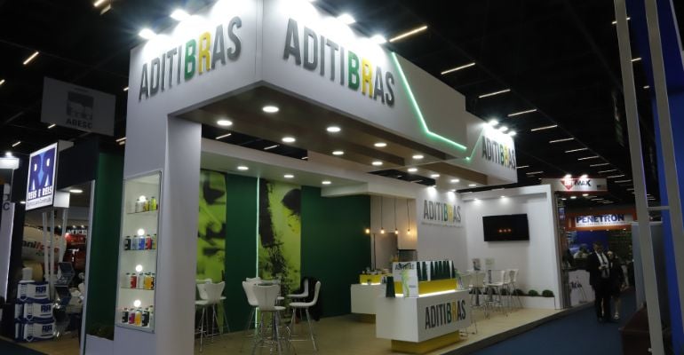 Aditivo e metodologia para manter o concreto fresco com a Aditibras