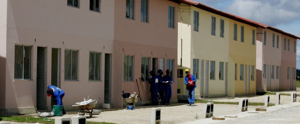 Como funciona a construção de habitações populares