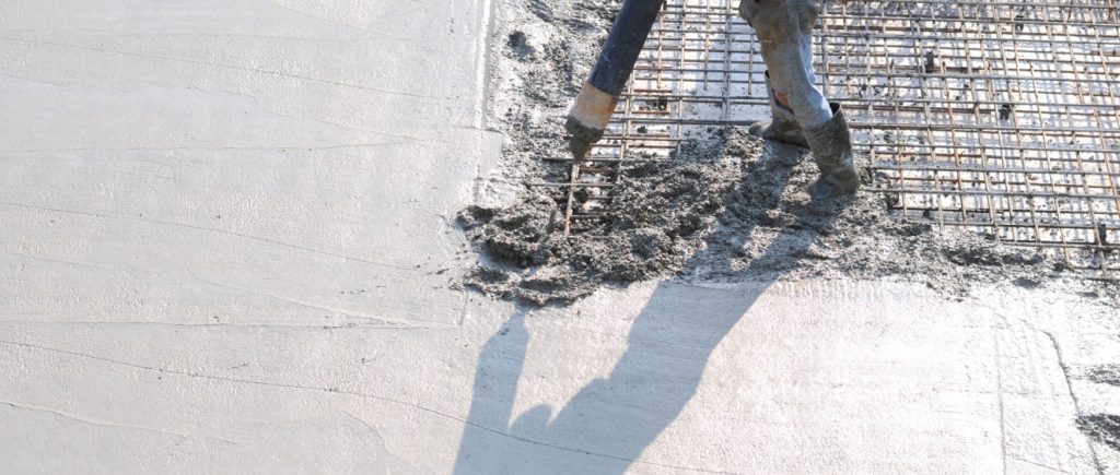 Concretagem durante a concretagem de lajes comerciais de edifícios em construção.