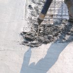 Concretagem durante a concretagem de lajes comerciais de edifícios em construção.