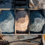 Vista aérea de caixotes de armazenamento industrial agregado com vários materiais de cascalho e areia