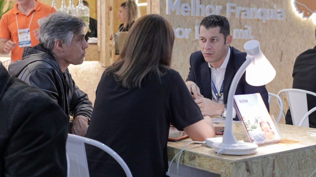 Relacionamento com o cliente no estande: como transformar cada contato em oportunidade real de negócios