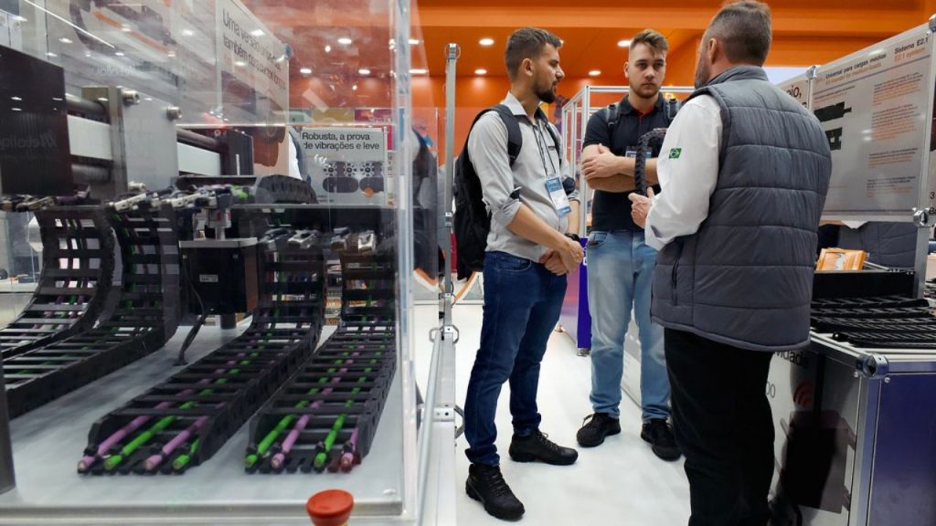 Modelo estratégico de briefings para equipes no pavilhão 