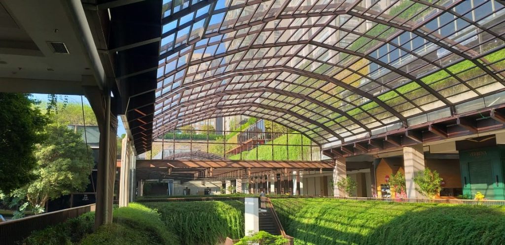 Todas as vantagens do acrílico na fachada e cobertura de estabelecimentos comerciais