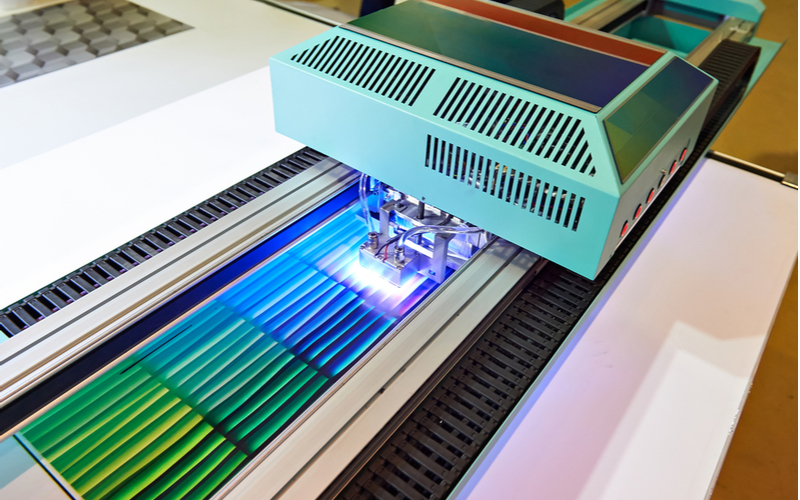 Instale e use impressoras UV desktop de pequeno formato com esses passos