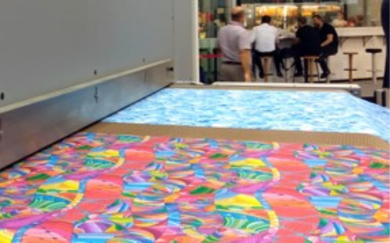 A passagem da serigrafia têxtil para a impressão digital jato de tinta