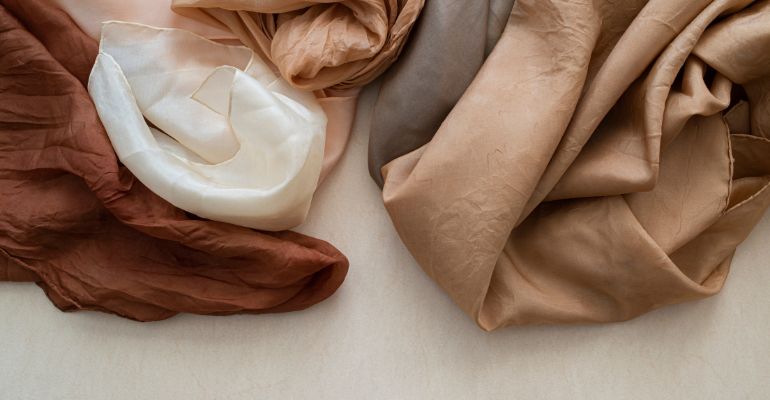 Corantes naturais em tecido: histórico e aplicações