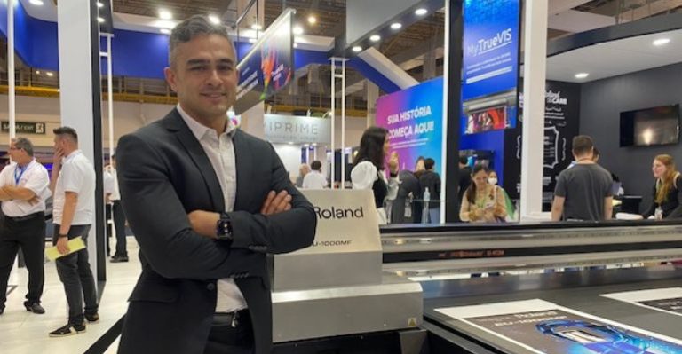 Anderson Clayton, presidente da Roland DG no Brasil, na feira FuturePrint